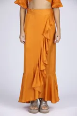 Pollera larga color naranja, de corte recto y con volados en diagonal en el frente.