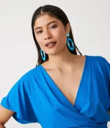 Blusa corta de viscose color azul eléctrico, con escote en V cruzado y mangas cortas amplias. Marca Blue Steel.