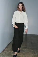 Jeans de tiro medio con corte balloon leg y largo al tobillo. Presenta diseño de cinco bolsillos, cintura con trabillas y cierre frontal con cremallera y botón metálico.