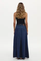 Falda larga de denim azul con paneles en contraste de lavado más oscuro y tiro medio.