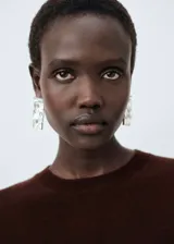 Jersey de punto fino con cuello redondo y manga larga, de diseño recto y corte clásico.