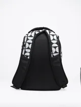 Mochila negra con tres compartimentos con cierre y dos bolsillos laterales abiertos con elástico.