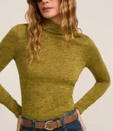 Blusa de manga larga de tejido melange en tono verde oliva, con cuello alto y calce ajustado.