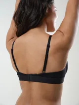 Soutien estilo bralette de copa triangular confeccionado en algodón rib con textura acanalada, en color beige melange. Cuenta con tirantes ajustables y una banda elástica inferior con el logo de la marca estampado.