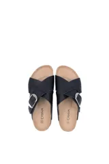 Sandalia de diseño cruzado con hebilla metálica lateral, confeccionada en material sintético con textura y suela de EVA.