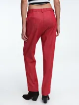 Pantalón de corte recto y tiro medio, confeccionado en denim de algodón con acabado texturizado en color tabaco. Presenta cierre frontal con botón y bolsillos laterales.