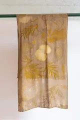 Pañuelo de seda natural con diseño de impresión botánica, presentando un fondo verde con estampado de hojas.