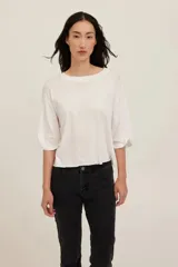 Remera de jersey de algodón color blanco, con cuello redondo, mangas hasta el codo con puños rematados y corte relajado.