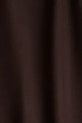 Top de manga larga color marrón oscuro, de tejido liso y corte ajustado, con escote redondo.