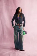 Jeans de tiro medio con diseño baggy y cinco bolsillos, confeccionados en denim con estampado de rayas verticales degradadas.