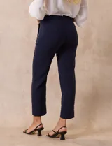 Pantalón de vestir corte recto, largo al tobillo, color blanco. Pretina con broche interno y cierre. Delantera con bolsillos.