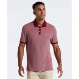 Polo de manga corta confeccionada en tejido piqué con textura micro-rayada. Presenta cuello y puños en color bordó contrastante, cierre frontal con tres botones y logo de la marca bordado en el pecho.
