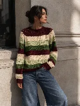 Sweater liviano de tejido de punto con diseño de rayas horizontales en tonos bordó, beige, verde claro y verde oscuro, con cuello redondo y mangas largas.