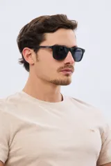 Lentes de sol polarizados de diseño rectangular con armazón negro y cristales oscuros.