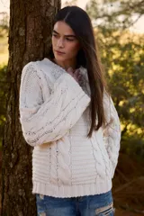 Sweater de abrigo en tejido de punto con hilado grueso, de silueta holgada y hombro caído. Presenta un diseño de ochos en el frente y en las mangas.