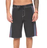 Boardshort Quiksilver Mercury de 21 pulgadas, color negro con costuras blancas a la vista y franjas laterales en tonos gris y rojo. Cuenta con cintura ajustable mediante cordón.