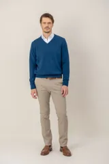 Sweater de punto con cuello en V y mangas largas, confeccionado en lana lambswool, con puños y ruedo acanalados.