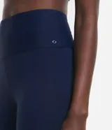 Pantalón capri deportivo de tiro alto con cintura ancha anatómica, confeccionado en tela suplex de alta elasticidad.