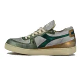 Championes de diseño retro de la marca Diadora, en tonos gris, verde metalizado y marrón, con efecto desgastado en la suela y los materiales.