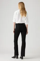 Jean Levi's 725 High Rise Bootcut de mujer, color negro, ajustado en cadera y muslos, con cintura alta y pierna acampanada. Confeccionado con tecnología Levi's® Sculpt con Hypersoft para mayor comodidad y elasticidad.