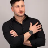 Reloj Maserati Sfida con caja de acero inoxidable plateada de 44mm de diámetro, esfera negra con detalles en dorado rosa, agujas y marcadores luminiscentes, tres sub-esferas de cronógrafo, cristal mineral y correa de silicona negra. Resistente al agua hasta 100 metros.