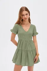 Vestido corto de viscosa color verde, con escote en V, mangas cortas con volados y diseño escalonado en la falda.