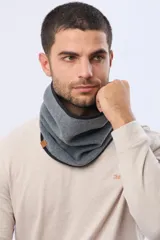 Cuello polar de diseño envolvente, confeccionado en tejido suave y abrigado, ideal para proteger del frío.