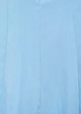 Vestido corto celestes sin mangas, con cuello barco y diseño de tablas en la falda. Cuenta con tirantes anchos, cierre de cremallera en la parte posterior y forro interior.
