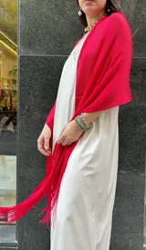 Chal de lurex color dorado, de tejido suave con brillo y flecos.