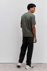 Remera de manga corta y cuello redondo, de corte clásico y color marrón.