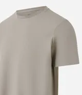 Remera de hombre color beige, de corte regular, cuello redondo y manga corta.