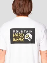 Remera de manga corta Mountain Hardwear confeccionada en jersey de algodón liviano. Presenta cuello redondo, corte clásico y un pequeño logo estampado en el pecho izquierdo.