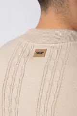 Camisa de punto de manga corta con cuello tipo bowling y cierre frontal de botones. Presenta un diseño texturizado con franjas verticales y detalles de contraste en blanco en los bordes de las mangas.