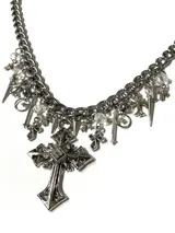 Collar de cadena de eslabones gruesos en acero quirúrgico, con múltiples dijes colgantes en forma de cruces de diversos estilos, puntas metálicas y cuentas de cristal transparente.