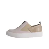 Zapatillas tipo championes combinadas en cuero color rosa pálido y beige con textura de cocodrilo. Presentan cierre de cremallera frontal, doble elástico lateral y suela blanca de goma.