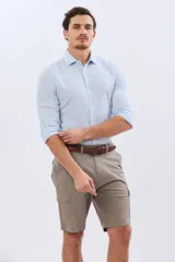 Bermuda cargo de gabardina en color gris oscuro, corte recto, con bolsillos laterales con solapa y cierre de botones y cremallera.