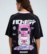 Remera de algodón negra con cuello redondo en color rosa, manga corta y diseño estilo racing. Presenta estampado frontal con personajes de Hello Kitty y Kuromi, junto con tipografía japonesa y detalles gráficos.