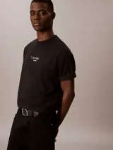 Remera negra de corte relajado, confeccionada en algodón suave y transpirable, con cuello redondo, mangas cortas y logotipo de Calvin Klein Jeans en relieve en el pecho.