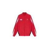 Campera deportiva Balenciaga roja con cierre frontal, cuello alto y detalles en blanco en las mangas. Presenta logotipos de la NBA y Balenciaga estampados en el pecho.