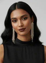 Aros largos colgantes dorados con múltiples tiras de strass o cristales brillantes.