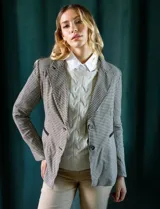 Blazer de mujer con estampado pata de gallo (tejido gales) en blanco y negro, de corte estructurado con solapas y cierre frontal de un botón.