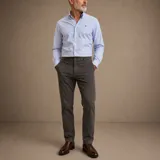 Pantalón de corte recto y estilo casual, confeccionado en tela con acabado tipo gastado. Presenta cierre de botón y cremallera, con bolsillos laterales y traseros.
