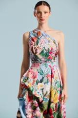Body celeste con estampado floral multicolor, de un solo hombro y diseño entallado.