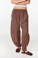 Pantalón de lino italiano color terracota, de corte relajado y fluido con cintura elástica fruncida.