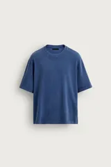 Remera boxy fit de punto color azul, con efecto lavado, cuello redondo y manga corta.