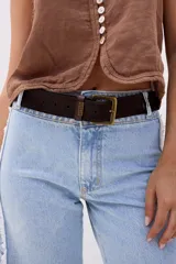 Cinturón marrón de cuero con hebilla metálica dorada rectangular.