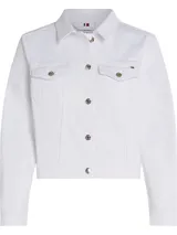 Campera de jean blanca Tommy Hilfiger de corte slim, confeccionada en tejido vaquero de algodón elástico. Cuenta con cuello inglés, cierre de botones metálicos con logo grabado, dos bolsillos de solapa con botón en el pecho, puños con botón y logo de Tommy Hilfiger bordado en el bolsillo del pecho.
