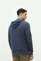 Campera de felpa color verde militar, con cierre frontal, capucha ajustable con cordones y logo estampado en el pecho.