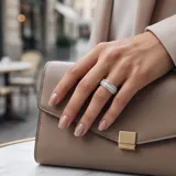 Anillo de acero con diseño de banda ancha, engastado con circonias en corte baguette y pavé en los bordes.
