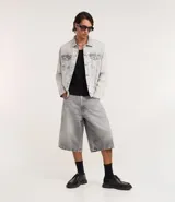 Campera de jean de hombre, color celeste claro con efecto desteñido y desgastado. Presenta cuello, manga larga, cierre frontal con botones blancos y dos bolsillos con solapa y botón en el pecho.